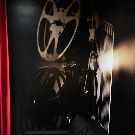 Hollywood Night-jacuzzi & Private Movie Theater