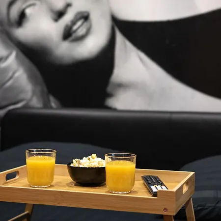 Апартаменты Hollywood Night-jacuzzi & Private Movie Theater