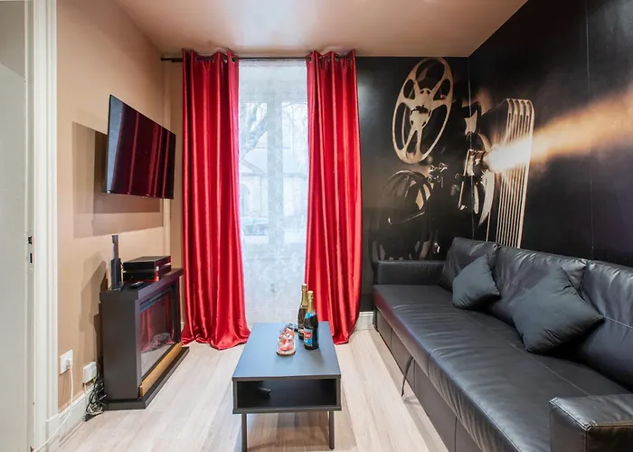 Апартаменты Hollywood Night-jacuzzi & Private Movie Theater *