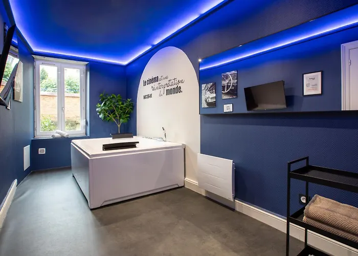 Апартаменты Hollywood Night-jacuzzi & Private Movie Theater