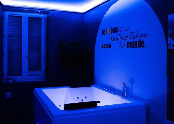 Hollywood Night-jacuzzi & Private Movie Theater Апартаменты *