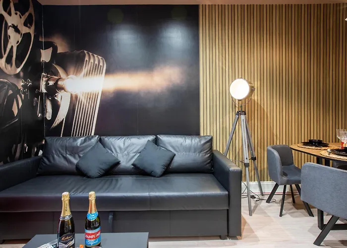 Апартаменты Hollywood Night-jacuzzi & Private Movie Theater