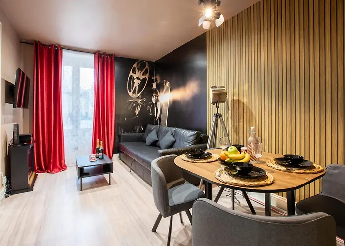 Апартаменты Hollywood Night-jacuzzi & Private Movie Theater *