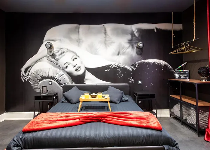 Апартаменты Hollywood Night-jacuzzi & Private Movie Theater Мюлуз