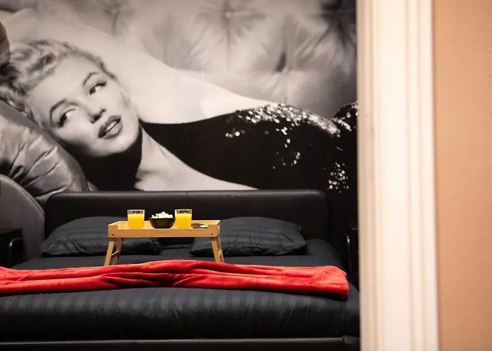 Hollywood Night-jacuzzi & Private Movie Theater Апартаменты