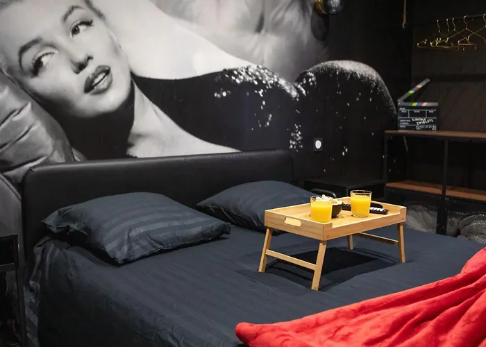 Hollywood Night-jacuzzi & Private Movie Theater Апартаменты Мюлуз