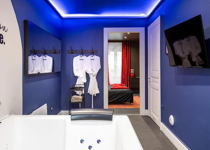 Апартаменты Hollywood Night-jacuzzi & Private Movie Theater Мюлуз