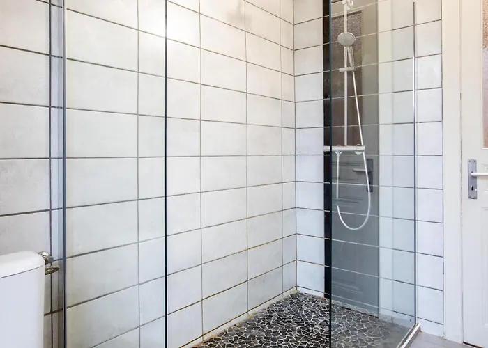 Hollywood Night-jacuzzi & Private Movie Theater Апартаменты *