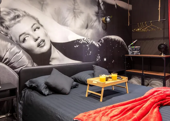 Hollywood Night-jacuzzi & Private Movie Theater Апартаменты *