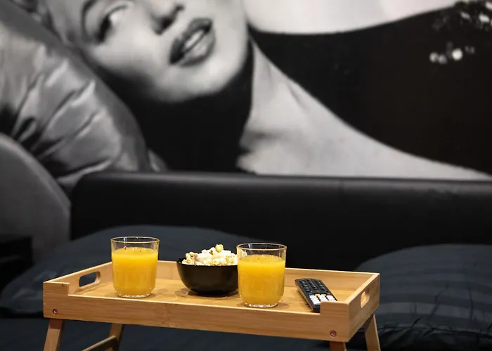 Апартаменты Hollywood Night-jacuzzi & Private Movie Theater